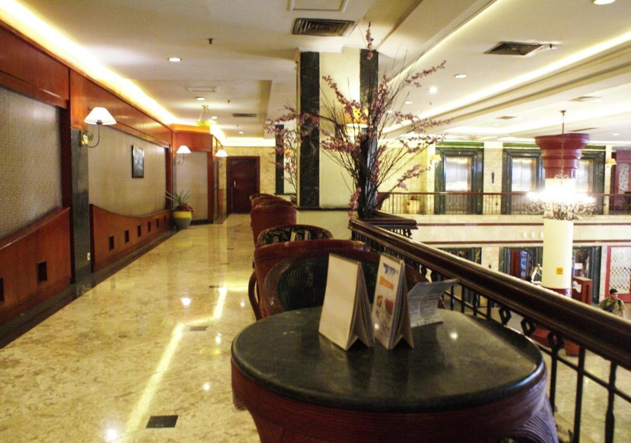 מדאן Hotel Soechi International מראה חיצוני תמונה